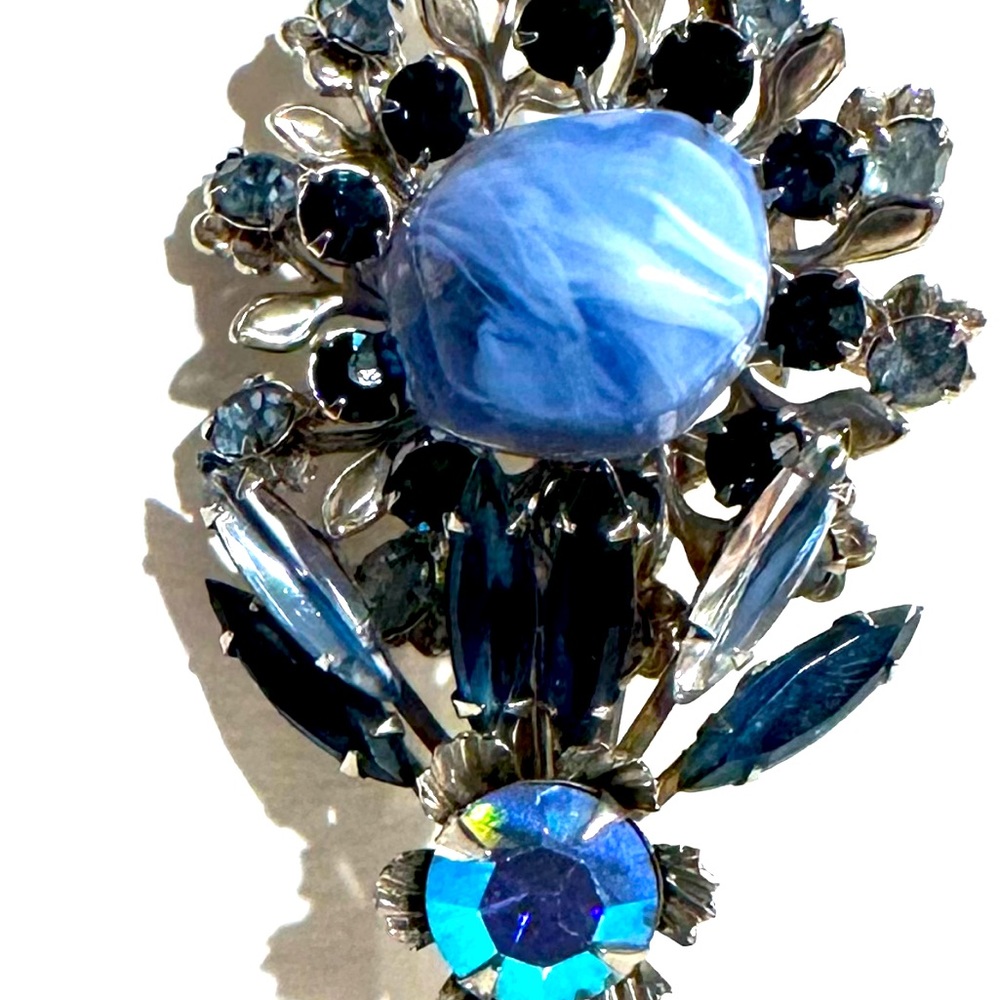 StunningPerriwinkle/💙⬇️⬇️💲Rare 1950s Vintage Sparkling, unique, NAVETTE